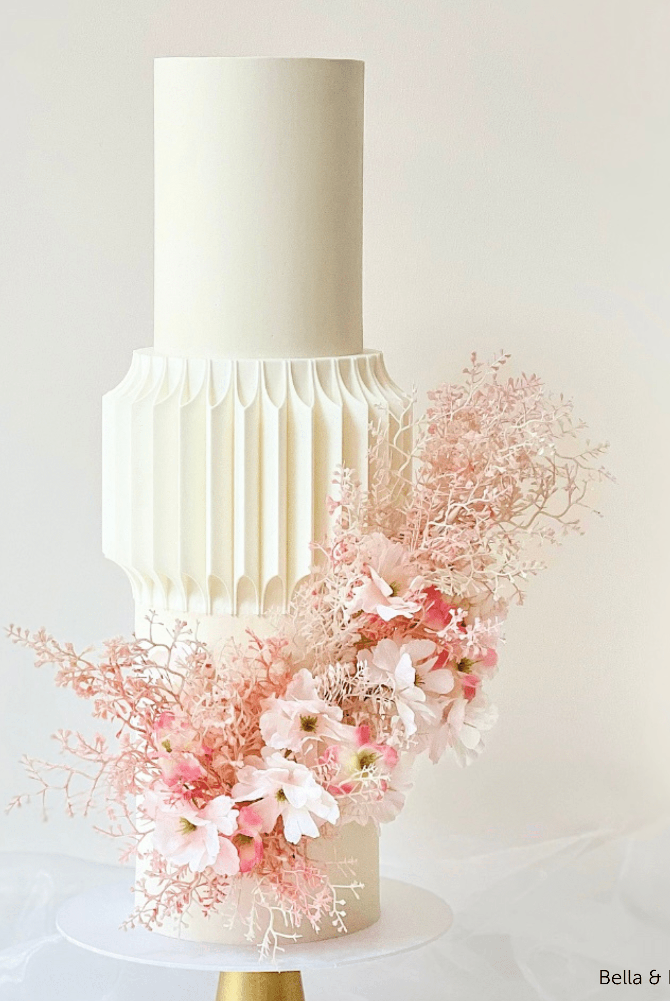 Round Fluted Cake Separator - Prop Options