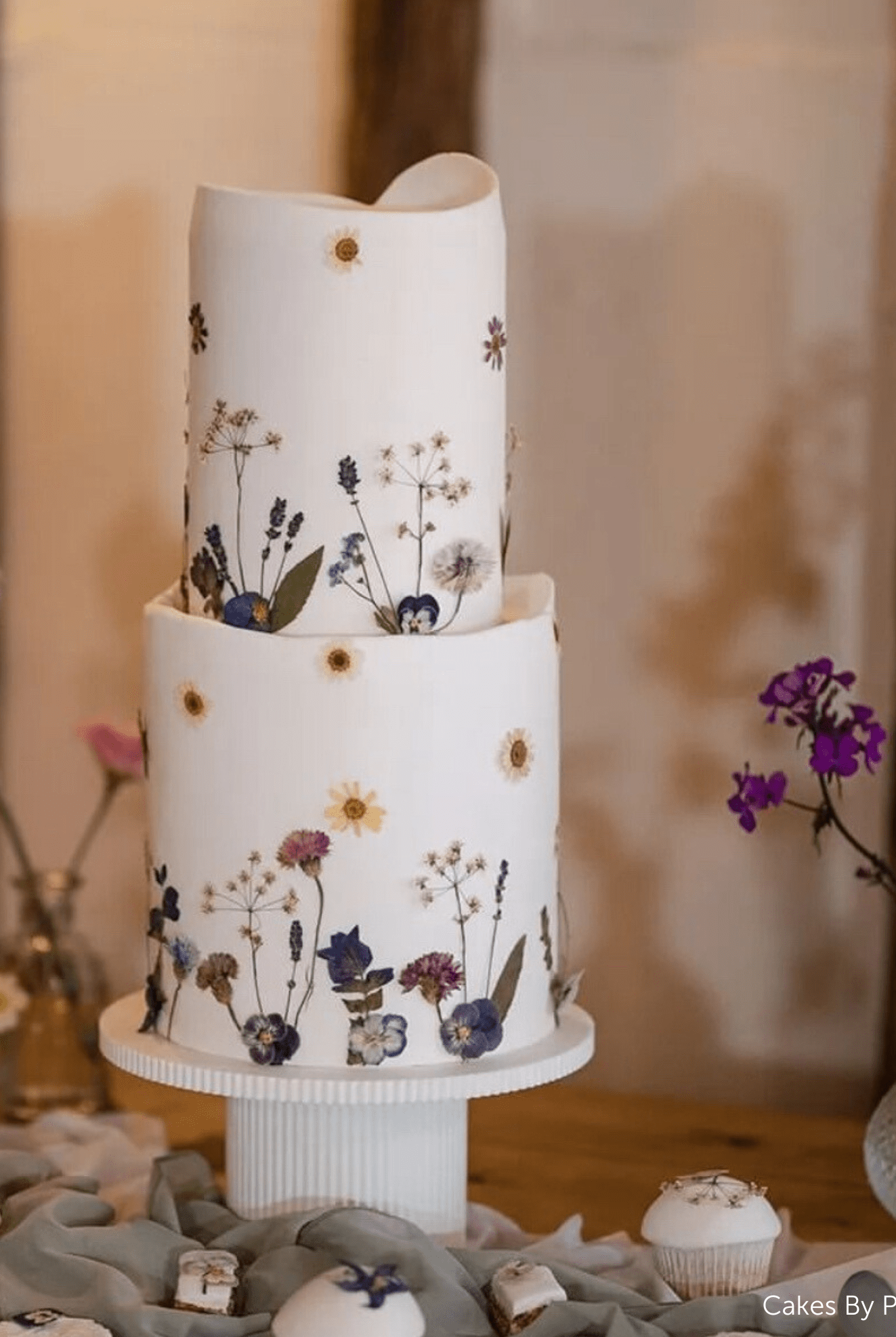 Round Reeded Cake Stand - Prop Options