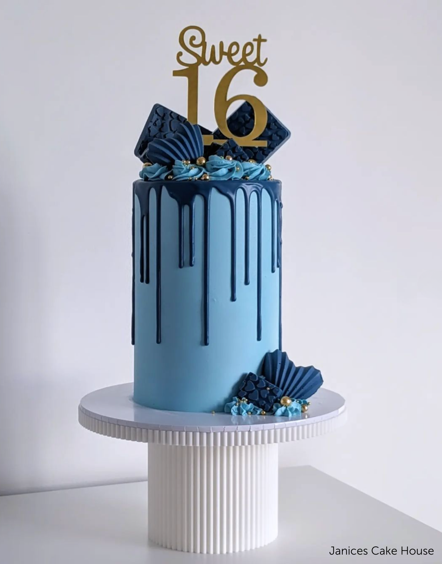 Round Reeded Cake Stand - Prop Options